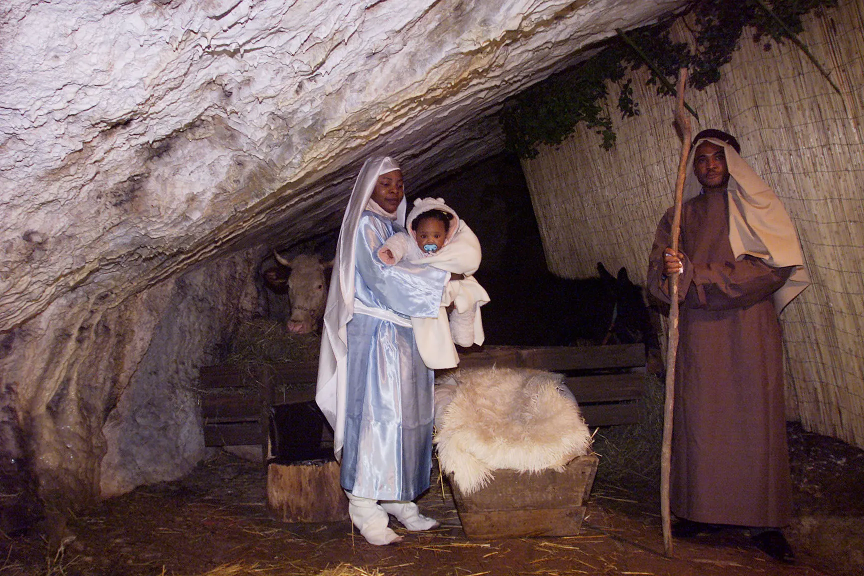 MIGLIAIA DI VISITATORI AL PRESEPIO VIVENTE IN VALLE DI SAREZZO. RED. PROVINCIA ATT. BERTOLI VALLE DI SAREZZO BRESCIA FOTO EDEN BRUNO MASSADI NELLA FOTO LA NATIVITA' CON PERSONAGGI DI COLORE-sarezzo visitatori al presepio vivente
