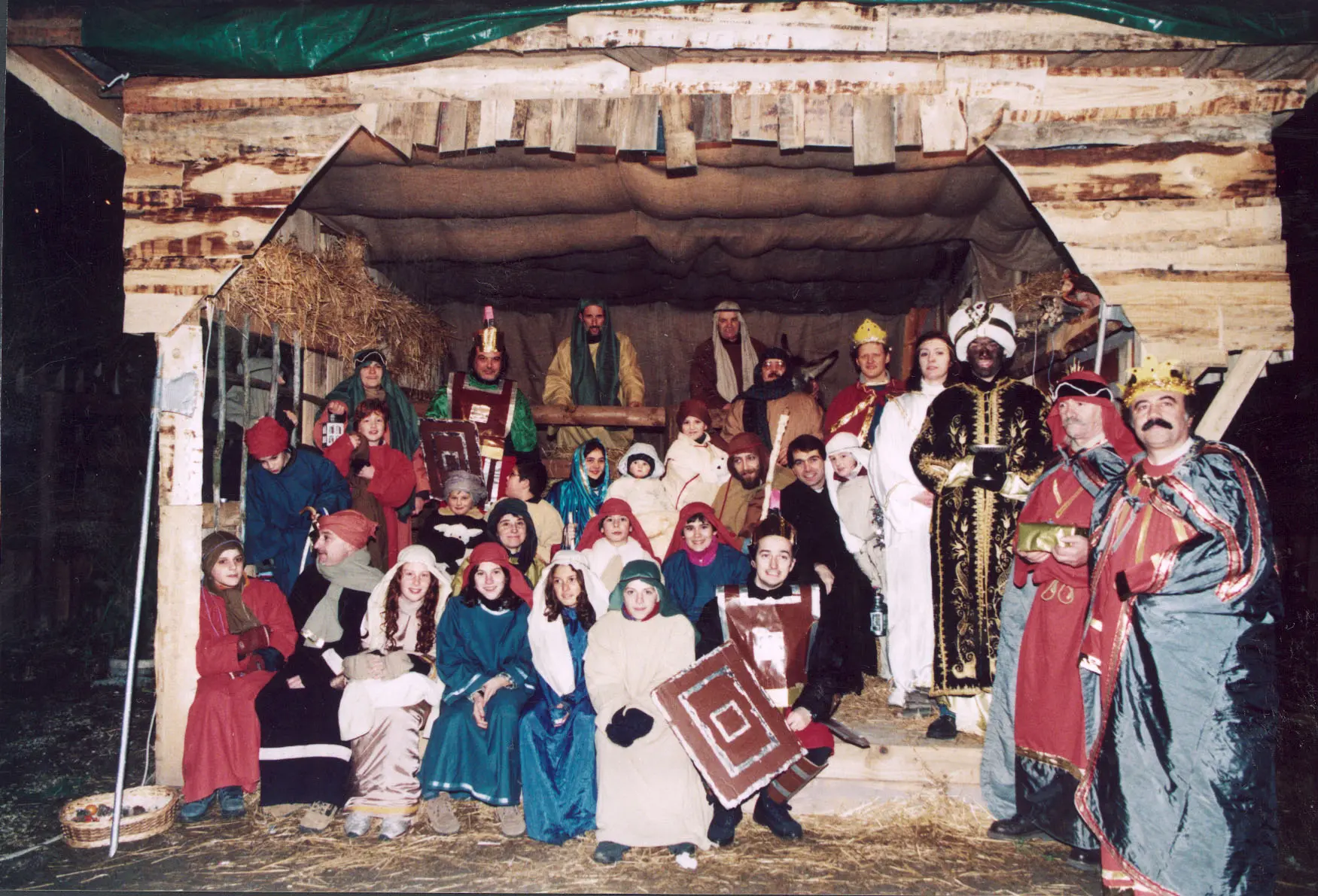 Alcuni dei figuranti che anche in passato hanno dato vita al presepe di Iseo