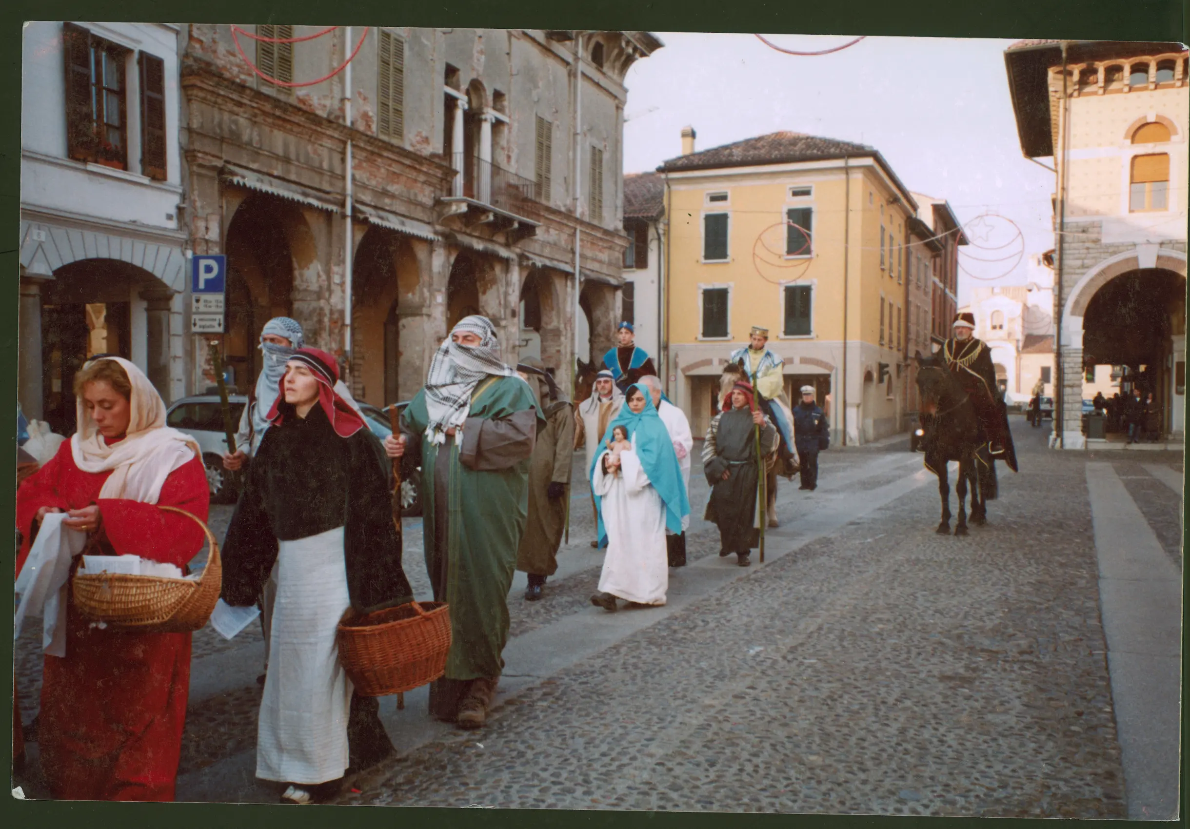 Il Centro diurno, sede del Presepe. In alto corteo del Natale 2005