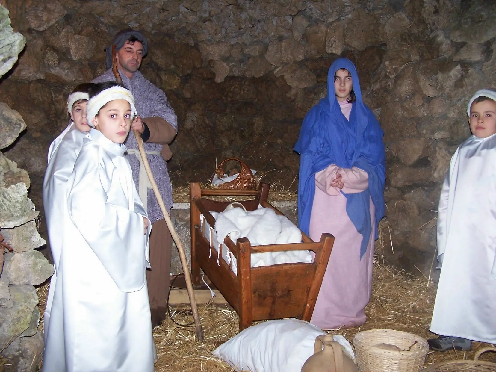 Il presepe vivente di S. Eufemia e, a lato, il concorso ieri alla Sesta circoscrizione S. Eufemia, la Natività allestita in via Chiappa, sul corso della Musia