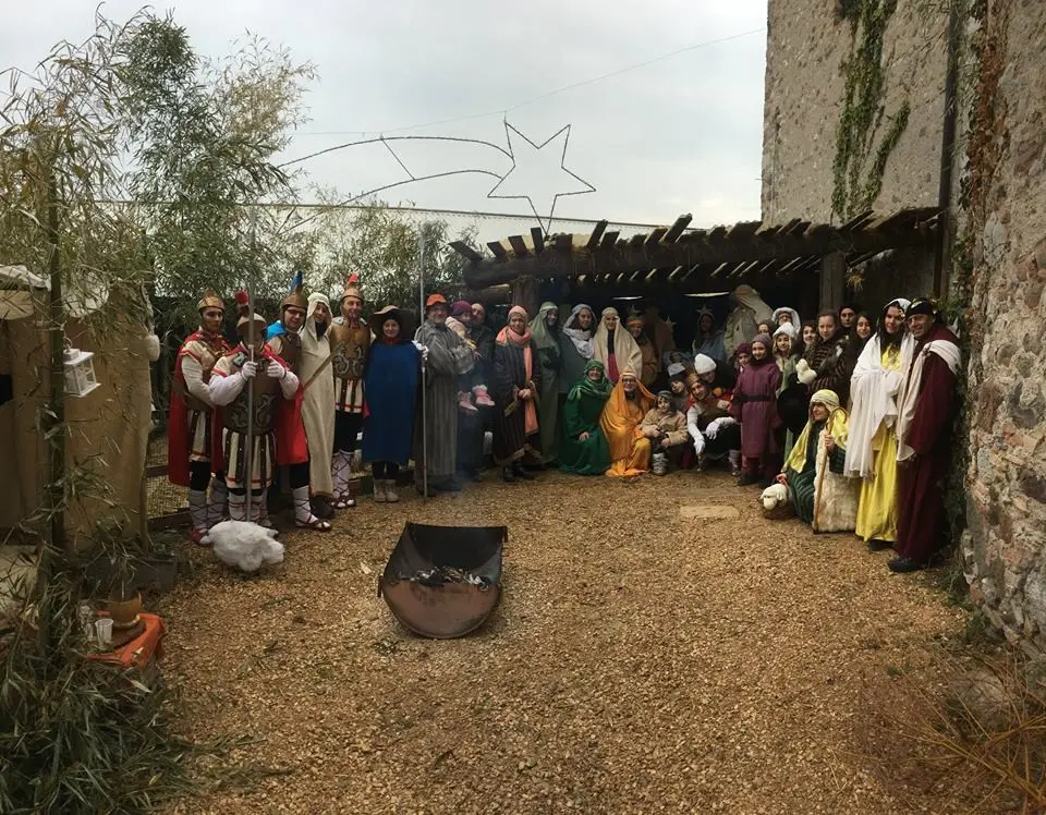 Sacra famiglia e pastori. Alcuni dei tanti protagonisti del presepe vivente, anche quest’anno in scena a Pozzolengo