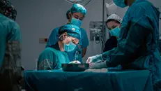 Un'équipe in sala operatoria