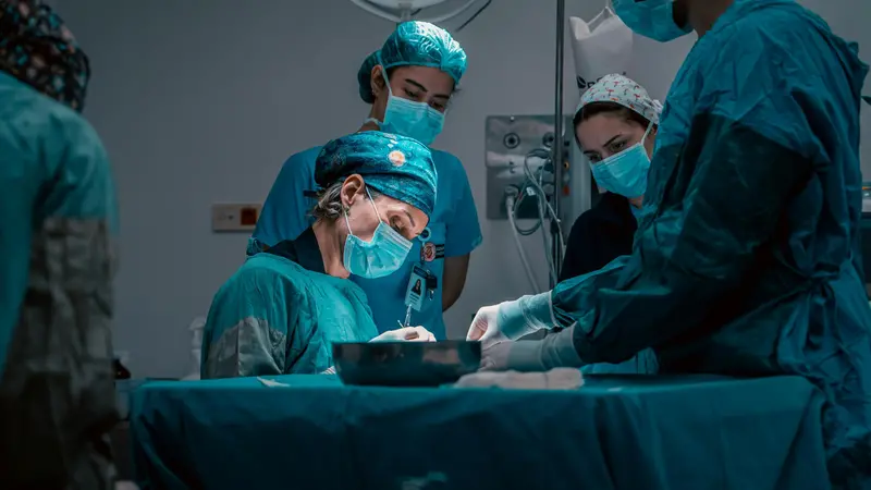 Un'équipe in sala operatoria