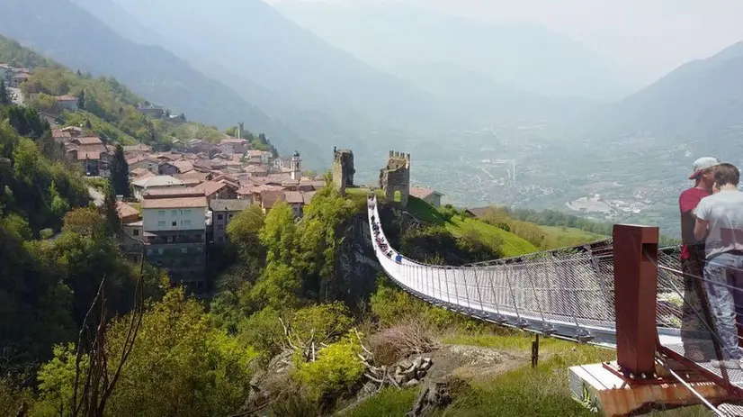 Tra le opere finanziate il ponte tibetano