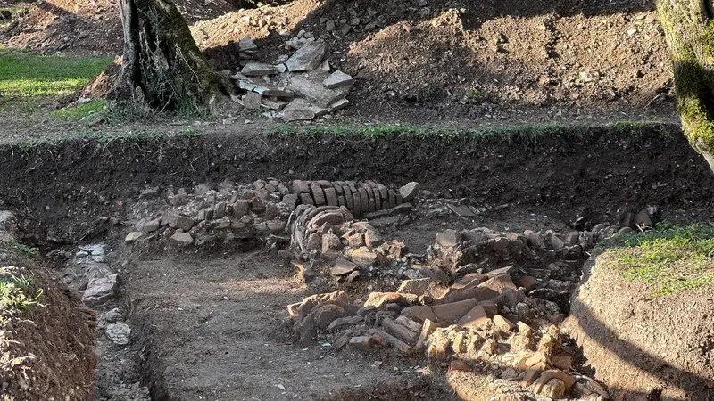 I resti del portico distesi - © www.giornaledibrescia.it