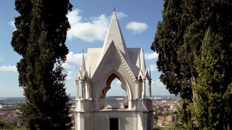 La Tomba del Cane ad opera di Rodolfo Vantini - © www.giornaledibrescia.it