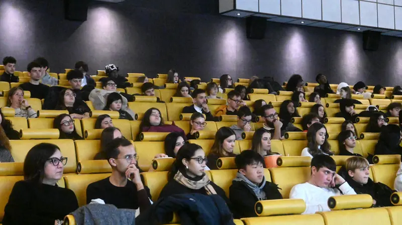 Studenti al cinema Oz per l'incontro sui diritti umani