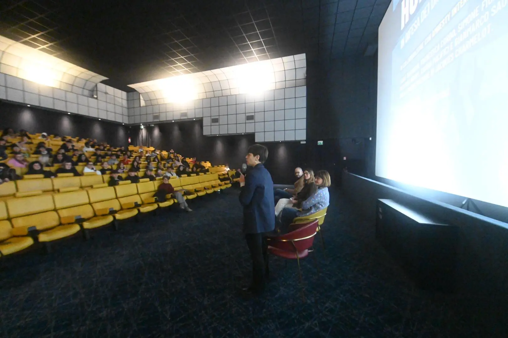 Studenti al cinema Oz per l'incontro sui diritti umani