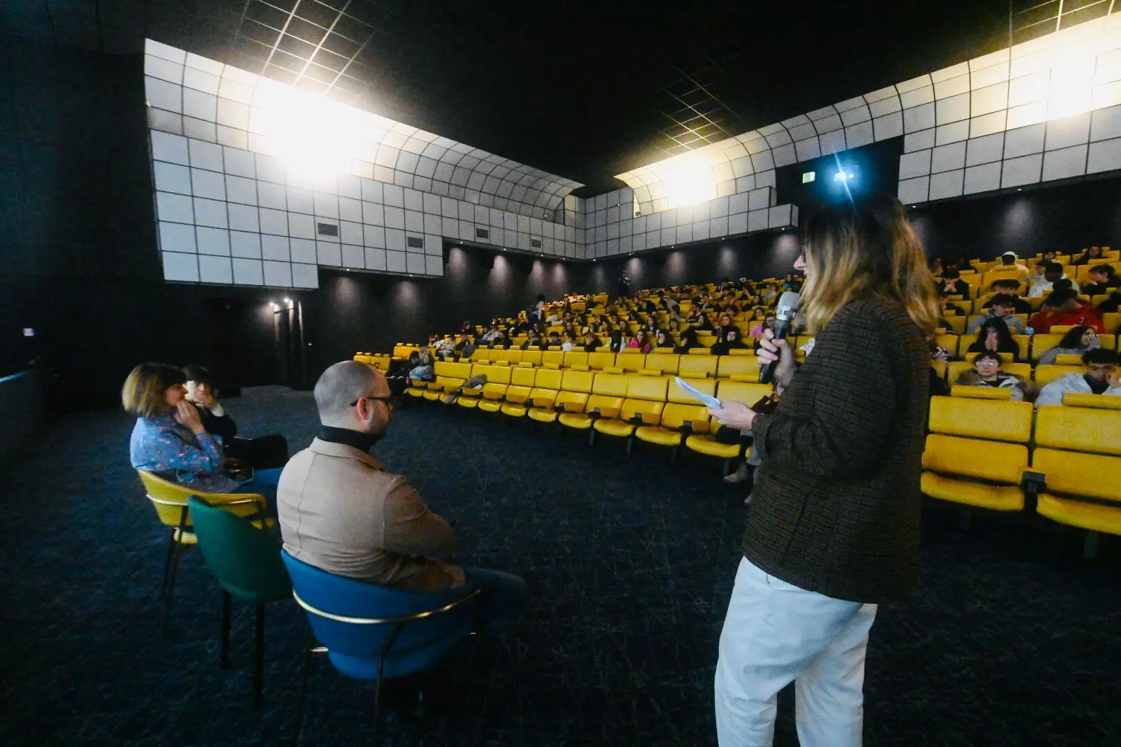 Studenti al cinema Oz per l'incontro sui diritti umani