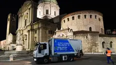 Un mezzo per la raccolta dei rifiuti in centro a Brescia - © www.giornaledibrescia.it