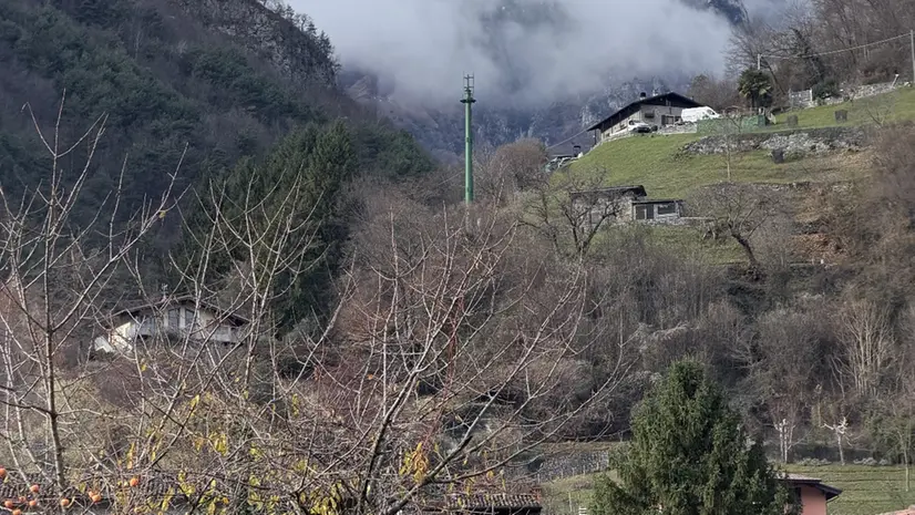 L'antenna comparsa alle spalle dell'abitato - © www.giornaledibrescia.it