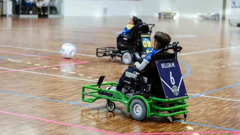 Sul parquet ragazzi di tutte le età - © www.giornaledibrescia.it