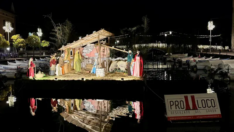 Il presepe galleggiante a Desenzano - © www.giornaledibrescia.it