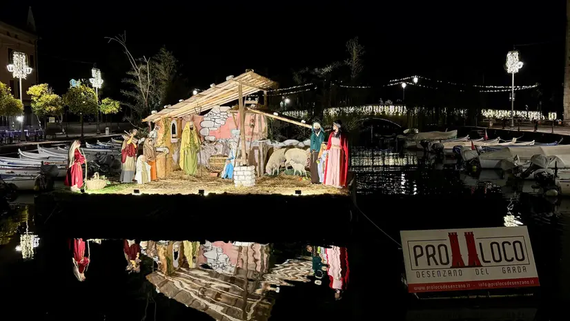 Il presepe galleggiante a Desenzano - © www.giornaledibrescia.it