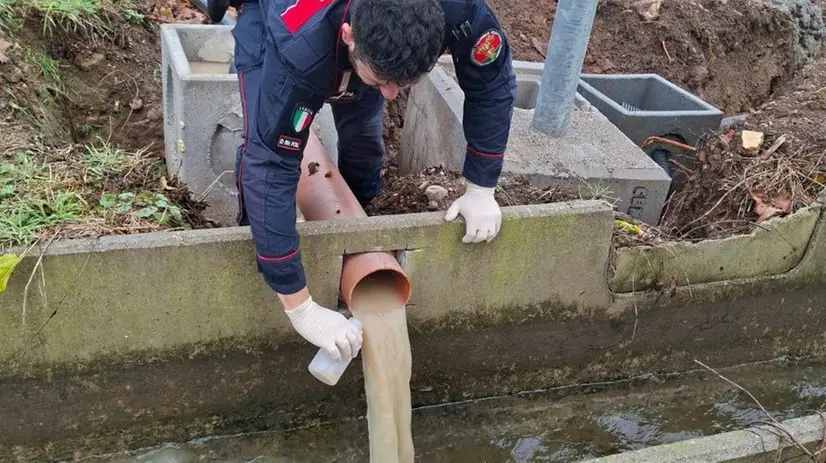 I Carabinieri forestali analizzano lo scarico