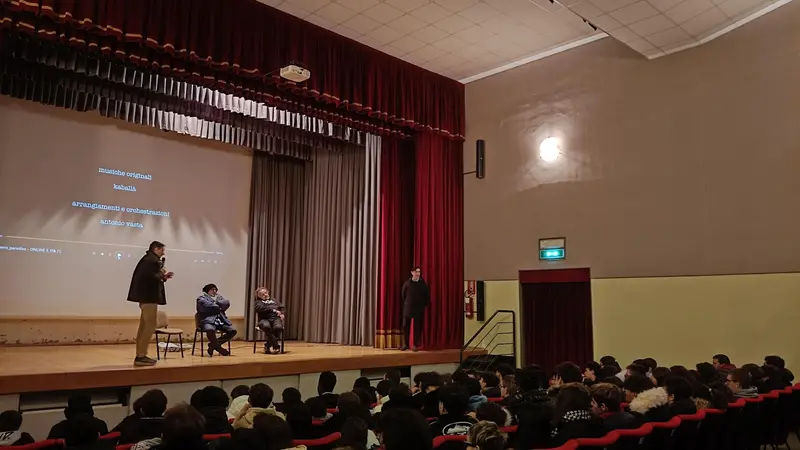 L'incontro al teatro parrocchiale di Remedello - © www.giornaledibrescia.it