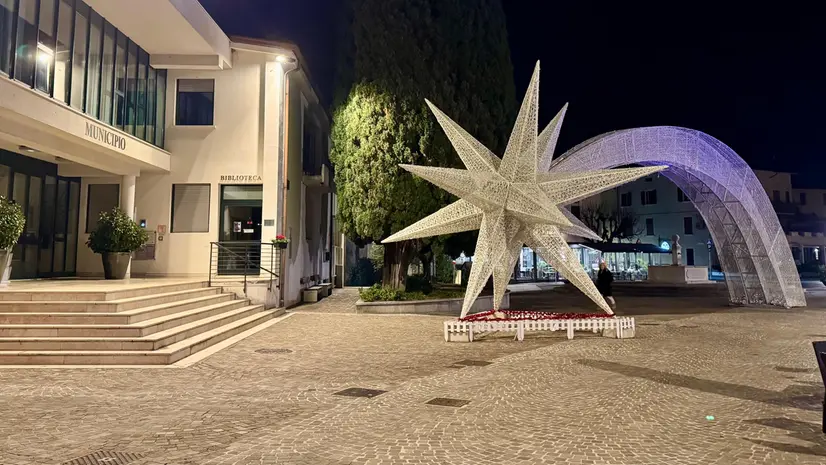 La grande stella cometa che addobba piazza San Martino
