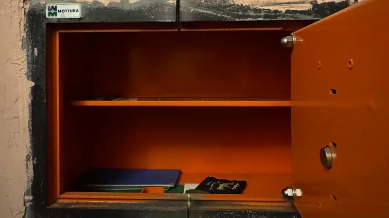 La cassaforte completamente svuotata - © www.giornaledibrescia.it