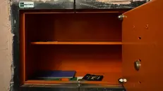 La cassaforte completamente svuotata - © www.giornaledibrescia.it