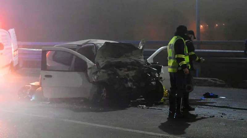 L'auto distrutta dopo lo schianto - Foto Marco Ortogni/Neg © www.giornaledibrescia.it