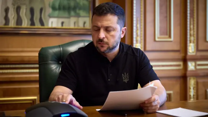 Volodymyr Zelensky al lavoro nel suo studio a Kiev - Foto Ansa © www.giornaledibrescia.it