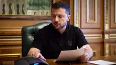 Volodymyr Zelensky al lavoro nel suo studio a Kiev - Foto Ansa © www.giornaledibrescia.it