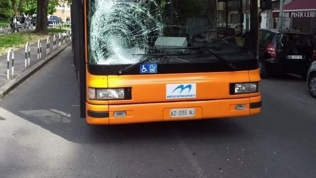 Un bus con il parabrezza sfondato (foto d'archivio)