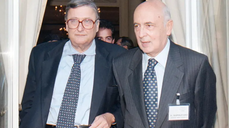 Giovanni Spadolini insieme a Giorgio Napolitano - Foto Ansa © www.giornaledibrescia.it