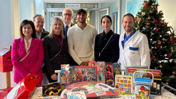 Marcell Jacobs al Civile per portare doni ai bambini ricoverati