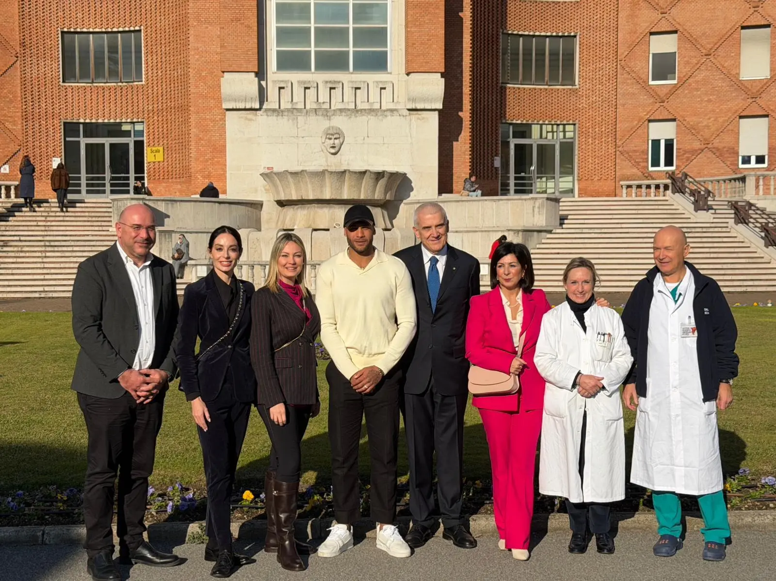 Marcell Jacobs al Civile per portare doni ai bambini ricoverati