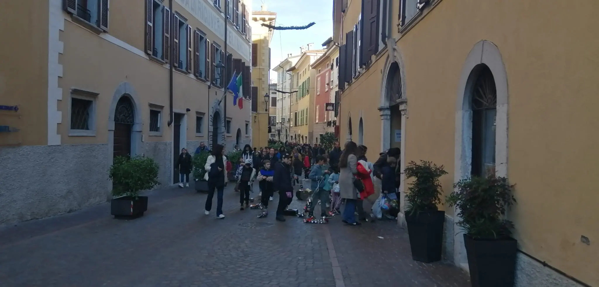 A Gargnano i bambini celebrano la festa delle «Latte di Santa Lucia»
