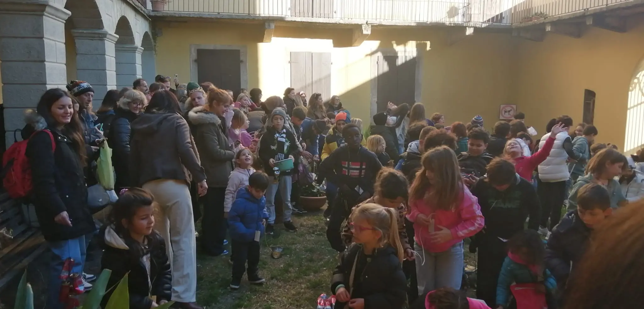 A Gargnano i bambini celebrano la festa delle «Latte di Santa Lucia»