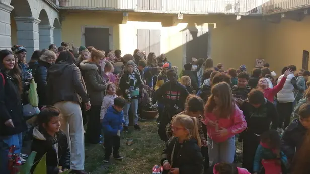 A Gargnano i bambini celebrano la festa delle «Latte di Santa Lucia»