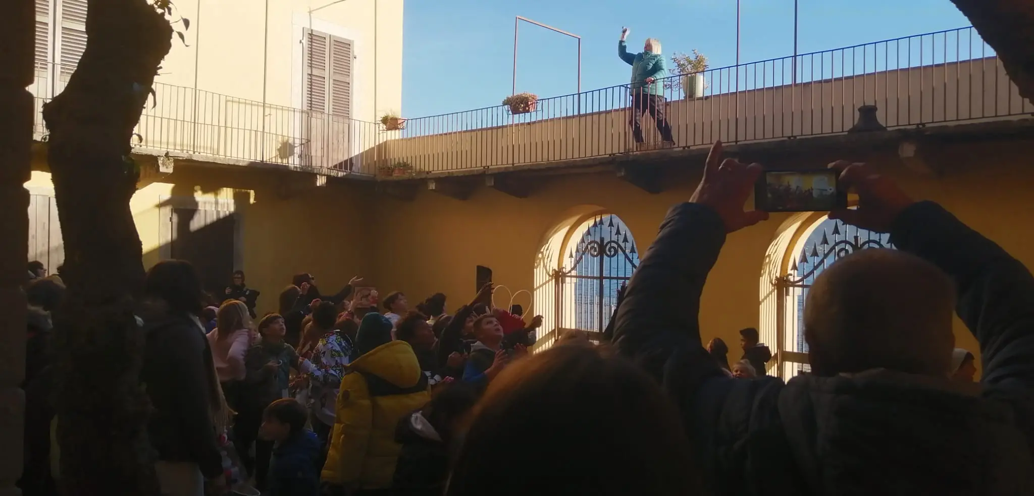 A Gargnano i bambini celebrano la festa delle «Latte di Santa Lucia»