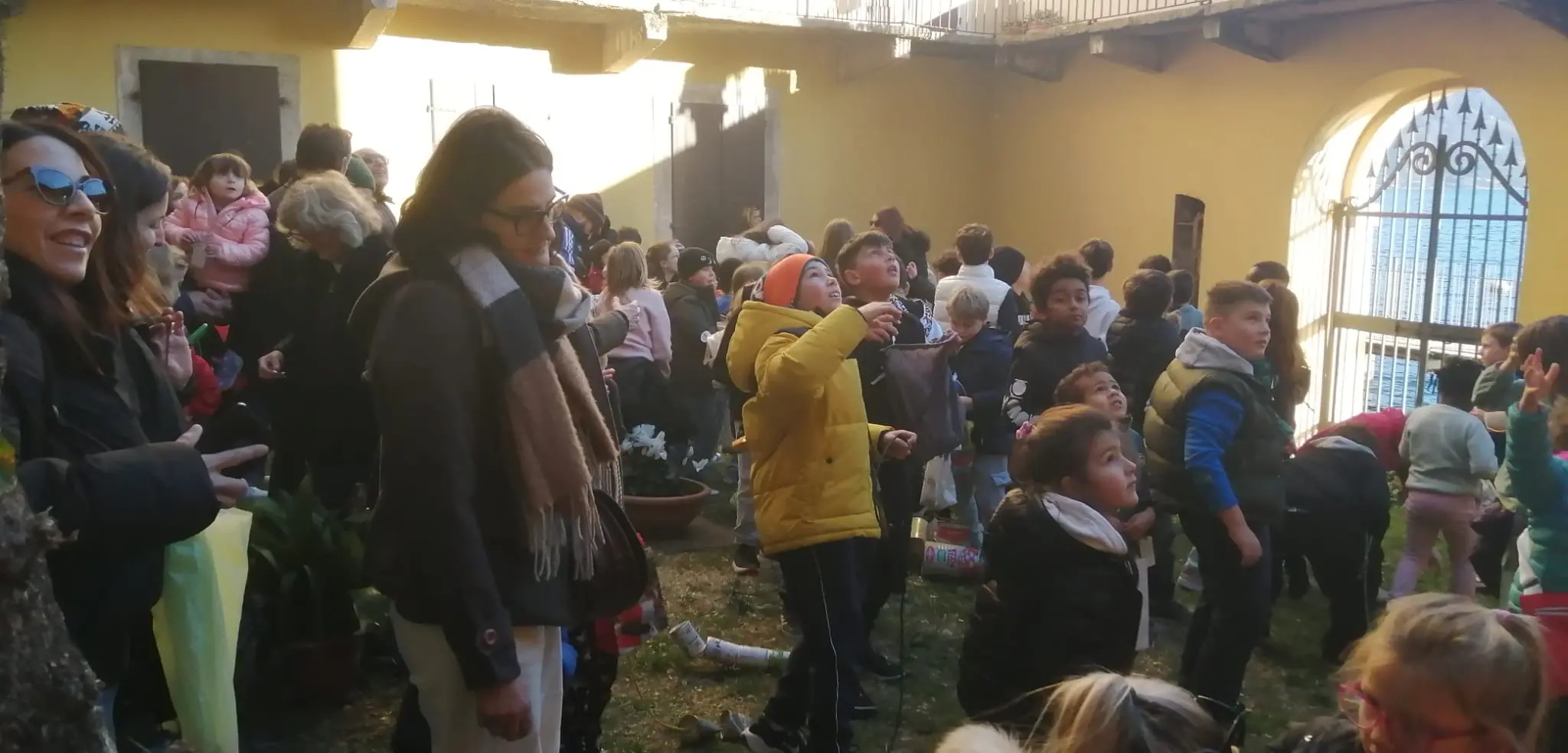 A Gargnano i bambini celebrano la festa delle «Latte di Santa Lucia»
