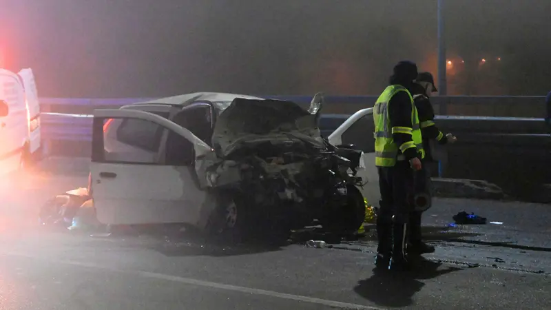 L'auto distrutta dopo lo schianto - Foto Marco Ortogni/Neg © www.giornaledibrescia.it