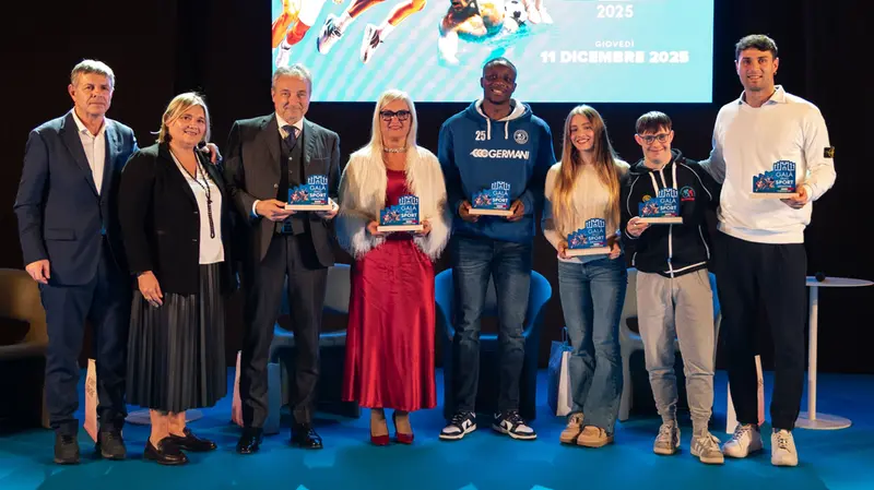 Giuseppe Pasini con il sindaco di Sirmione Ravelli, il consigliere Tosadori e i protagonisti del Galà - © www.giornaledibrescia.it