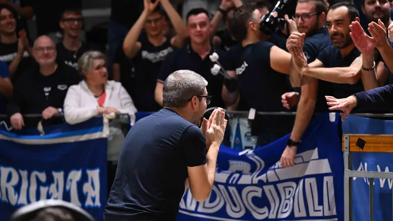 Matteo Cotelli festeggia con i tifosi a Reggio Emilia - © Ceretti / Ciamillo-Castoria