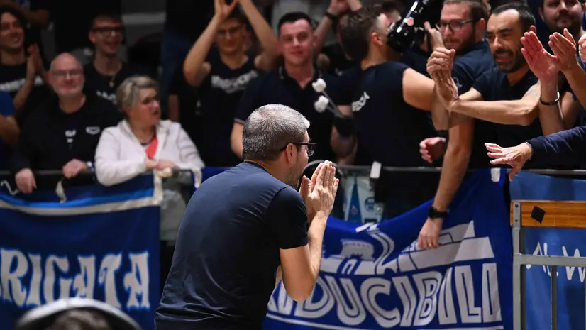 Matteo Cotelli festeggia con i tifosi a Reggio Emilia - © Ceretti / Ciamillo-Castoria