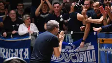 Matteo Cotelli festeggia con i tifosi a Reggio Emilia - © Ceretti / Ciamillo-Castoria