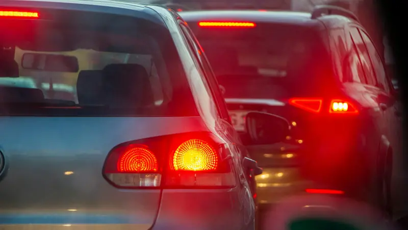 Automobili incolonnate nel traffico