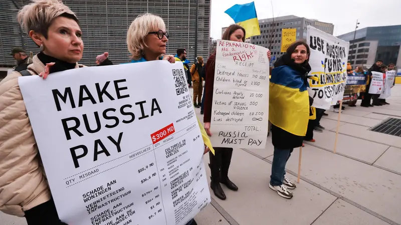 Proteste contro la Russia fuori dall'Eu Economic and Financial Affairs Council meeting - Foto Ansa © www.giornaledibrescia.it