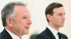 Steve Witkoff con Jared Kushner, consigliere e genero di Trump - Foto Epa/Kristina Kormilitsina © www.giornaledibrescia.it