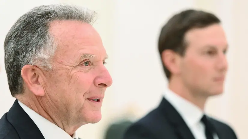 Steve Witkoff con Jared Kushner, consigliere e genero di Trump - Foto Epa/Kristina Kormilitsina © www.giornaledibrescia.it