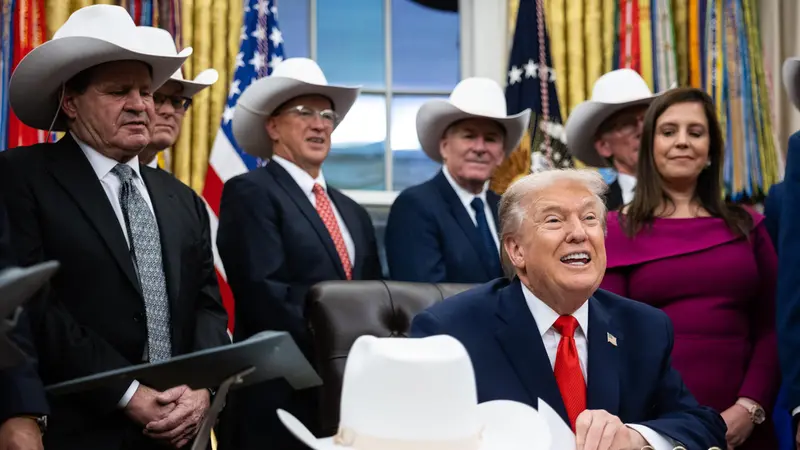 Trump con i campioni olimpici della nazionale di hockey - Foto Epa/Francis Chung © www.giornaledibrescia.it