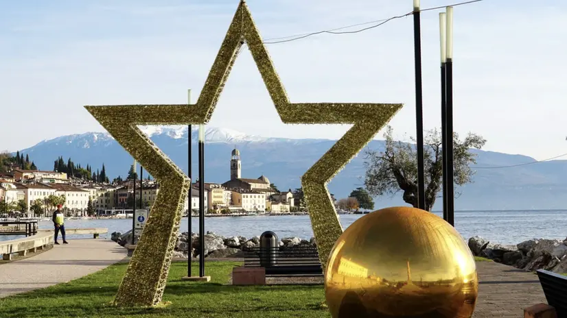 Tutto il lago si è vestito a festa per la stagione di fine anno