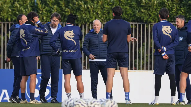 Giocatori a rapporto con Corini e il suo staff - Foto New Reporter Nicoli © www.giornaledibrescia.it