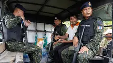Soldati thailandesi con un cittadino cambogiano accusato di essere una spia - Foto Ansa/Epa/Rungroj Yongrit © www.giornaledibrescia.it
