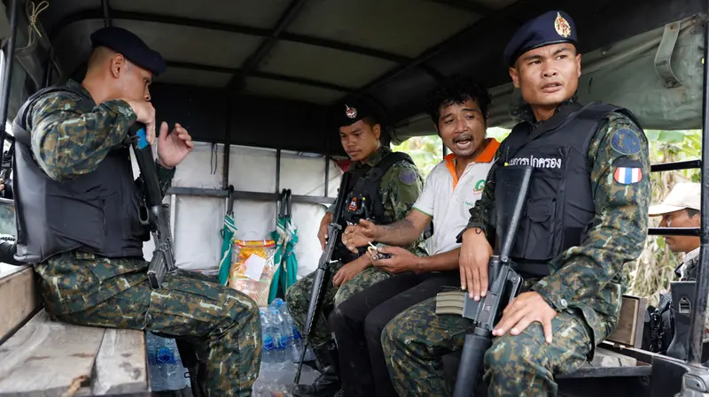Soldati thailandesi con un cittadino cambogiano accusato di essere una spia - Foto Ansa/Epa/Rungroj Yongrit © www.giornaledibrescia.it