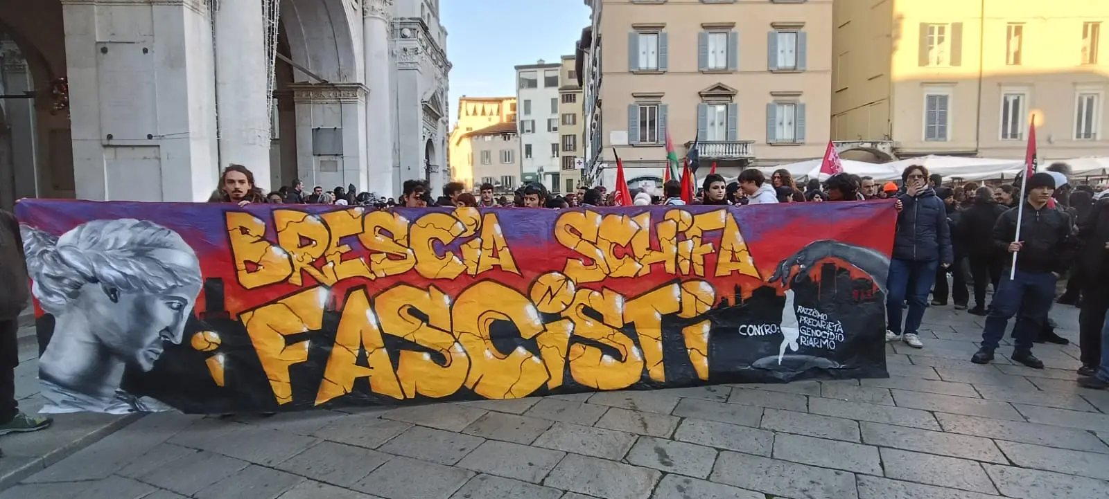 Il presidio antifascista in piazza Loggia